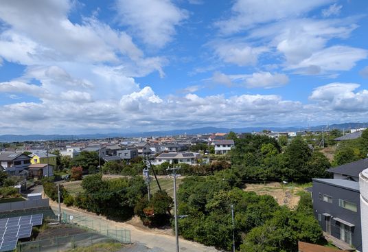 中庭の水辺と外壁