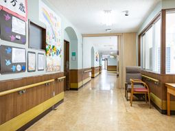 飾り付けのある廊下  