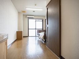 明るい個室の居室  