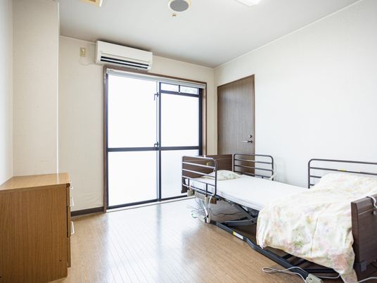 明るい居室のベッド  