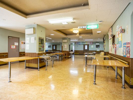広い食堂の空間  
