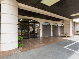 正面玄関の外観  