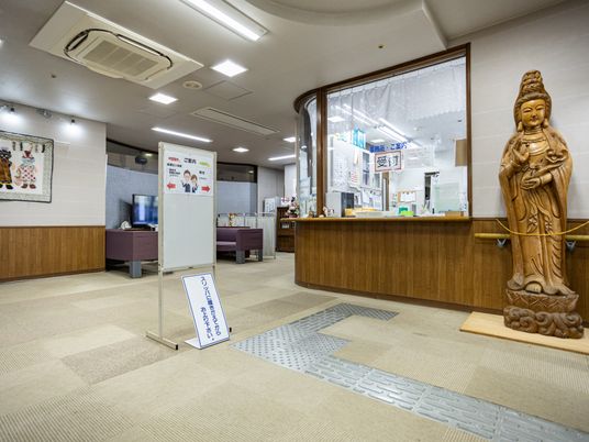 明るい受付のあるロビー  