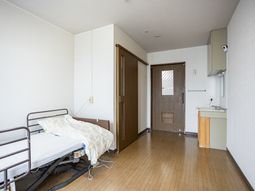 ベッドと洗面台の居室  