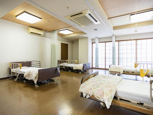 明るい多床の居室  