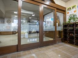 木枠の受付前の出入口  