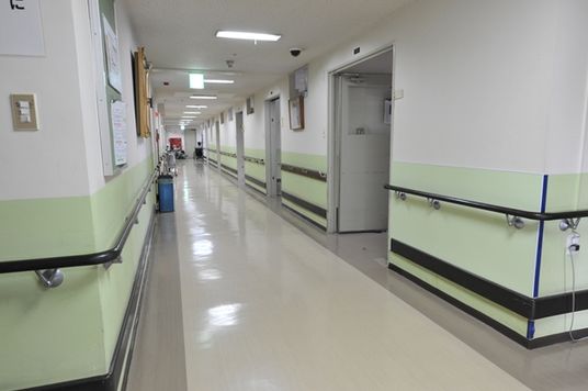 手すり付きの廊下