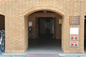 レンガ造りの入り口