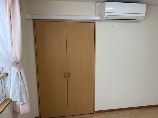 木製クローゼットのある部屋