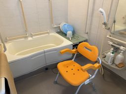 バリアフリー設計の浴室
