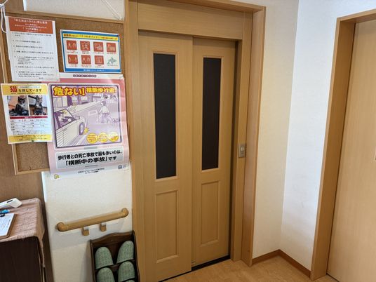 掲示物のある廊下