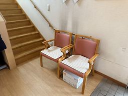 階段横の椅子