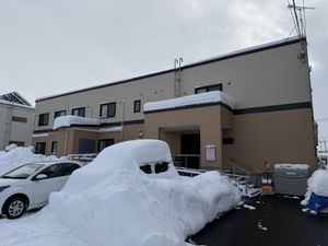 雪に囲まれた建物外観