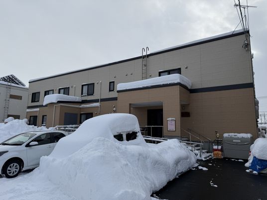 雪に囲まれた建物外観