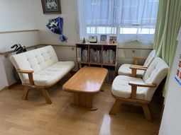 椅子と本棚のある部屋