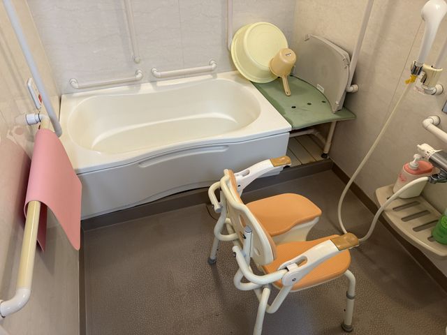 バスタブとシャワーチェアの浴室 浴室 快適に入浴できるゆったりとした浴槽と、安全に配慮されたシャワーチェアが完備された空間です。