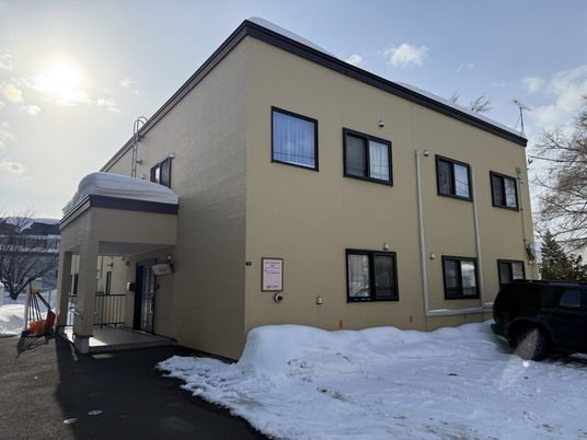 雪に囲まれた建物外観
