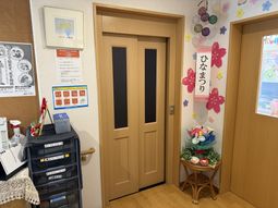 明るいドア付近の室内