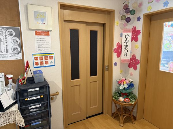 明るいドア付近の室内