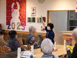 活動するスタッフと利用者