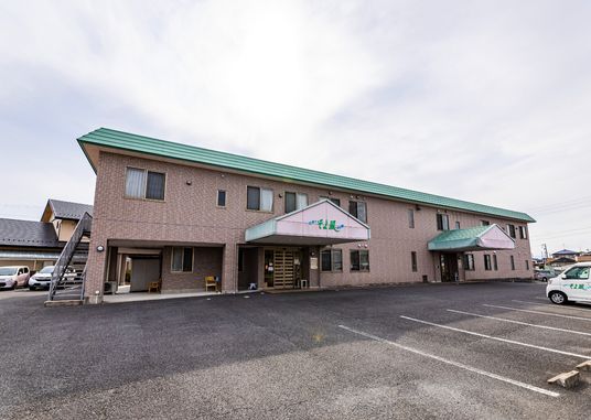 広々とした建物エントランス