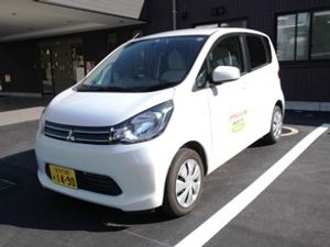 送迎車が停まる外観  