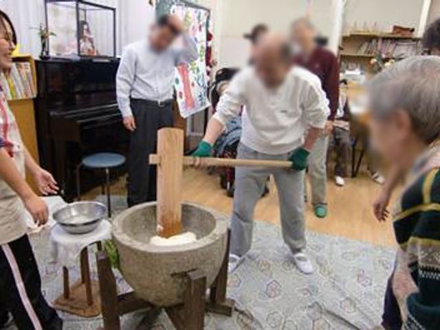 餅つきの様子 ラウンジ ラウンジで住民が餅つきを楽しんでいます。参加型のイベントがあり、施設の活気を感じられます。