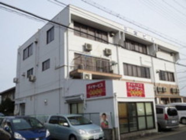 白い建物の外観 外観 白を基調とした清潔感あふれる建物外観です。周囲は車も停めやすい広々とした環境になっております。