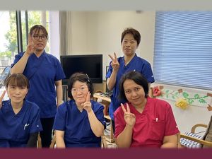 スタッフの集合ポーズの休憩室  
