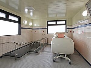 入浴用リフトのある浴室  