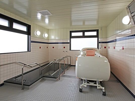 入浴用リフトのある浴室  