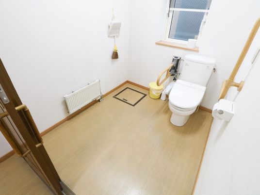 バリアフリー設計のトイレ
