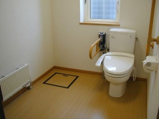 清潔な広々トイレ空間
