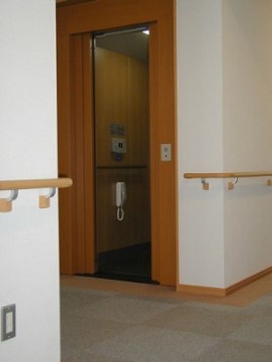 廊下と自動ドアのアプローチ