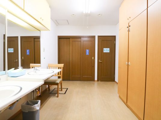 洗面台とドアの廊下
