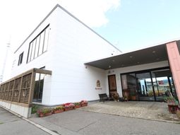 白とピンクの外観の建物