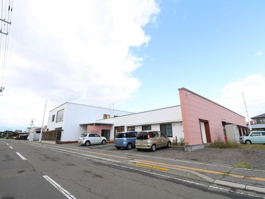 広々とした建物正面
