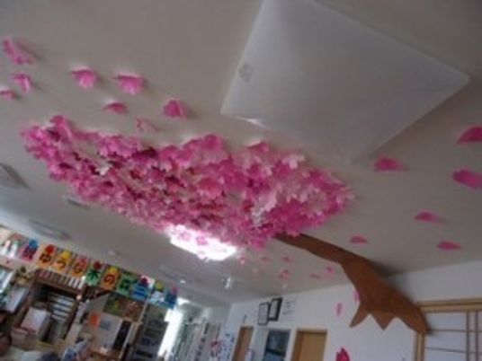 花飾りのある天井の内観  