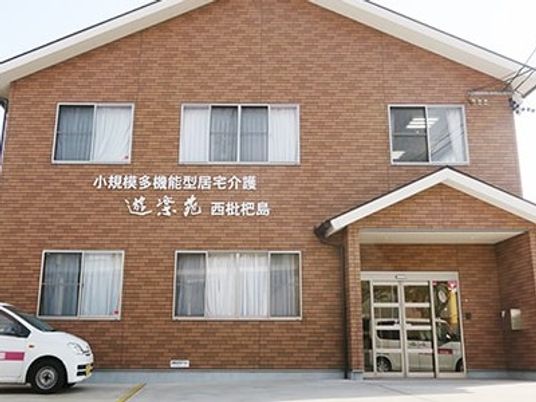 レンガ調の建物外観  
