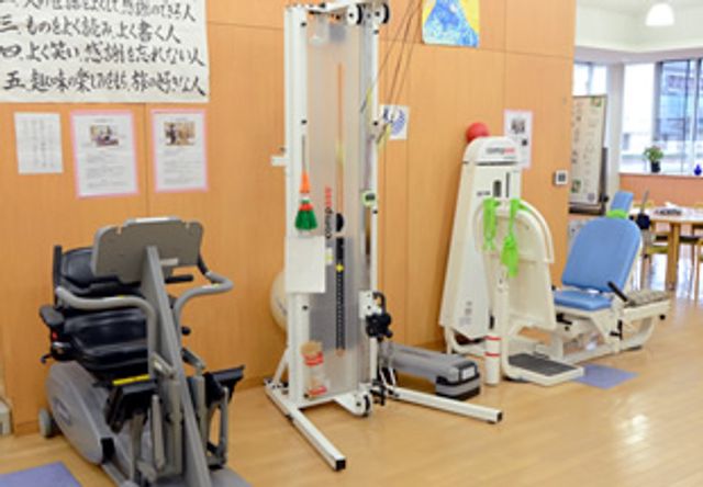 設備充実した部屋 機能訓練室 様々なリハビリ用の器具が整っていますので、利用者の方が安心してトレーニングに集中できます。