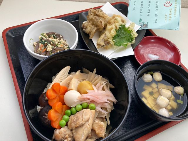 彩り豊かな料理 料理 彩り豊かな和食のセットです。季節の野菜と魚介を使った、健康的なメニューをご提供しています。