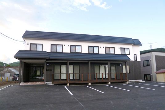 駐車場付き建物外観
