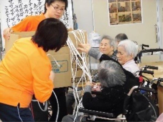 活動する人々と笑顔