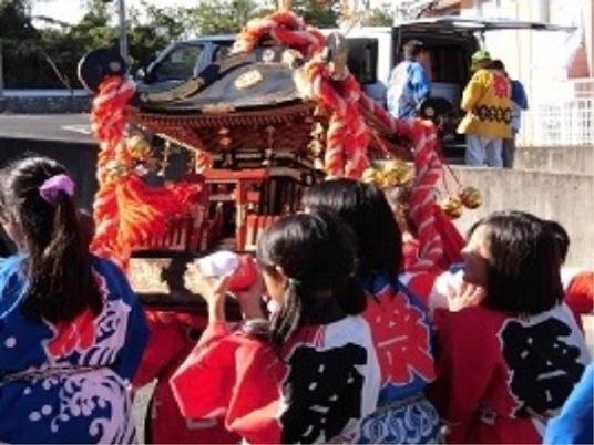 祭りの様子を捉えた風景