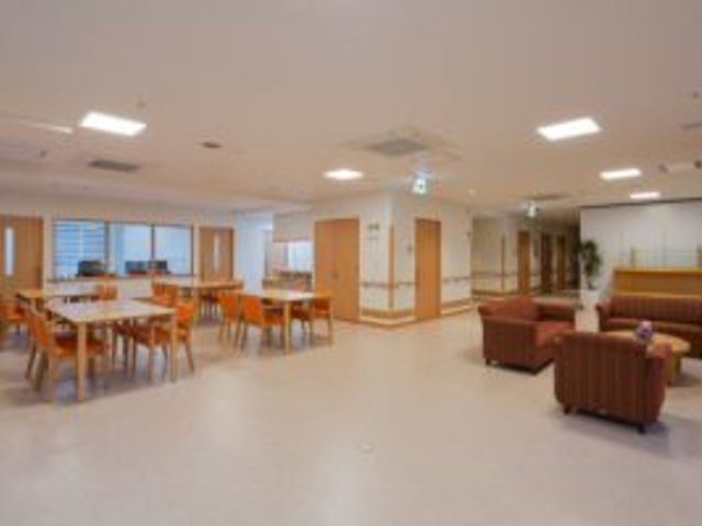 ゆとりのあるダイニング ダイニングルーム ゆったりとしたダイニングルームです。明るい光が差し込み、落ち着いて食事をお楽しみいただけます。