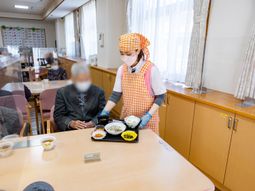 食事準備の職員と利用者