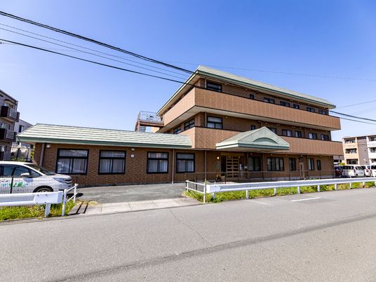 明るい外観の建物
