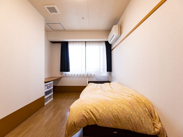 シンプルな居室の様子 居室 落ち着いた色合いの居室です。個人のプライバシーに配慮した空間で、快適な生活をサポートしています。