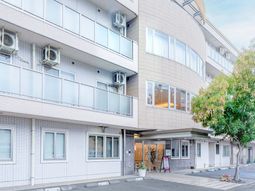 明るい施設の外観