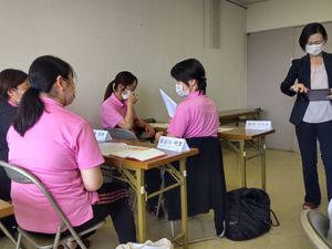 研修中の職員たちの多目的室  